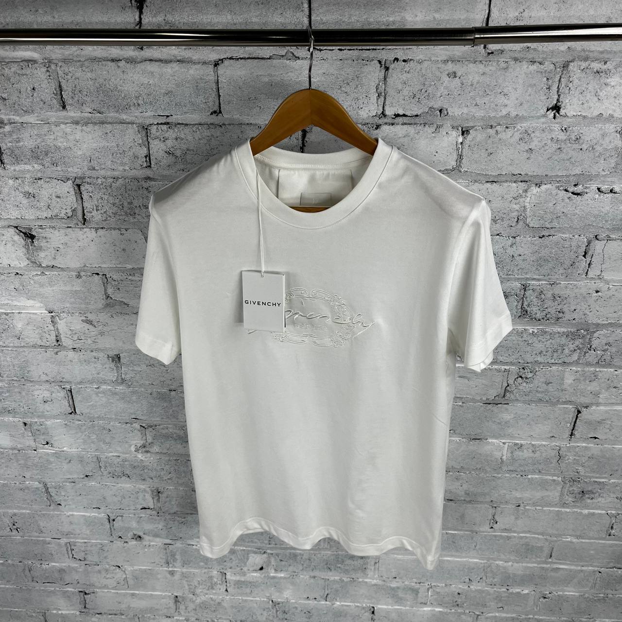 Givenchy Medallion Logo T-shirts UK Reps AAA Quality