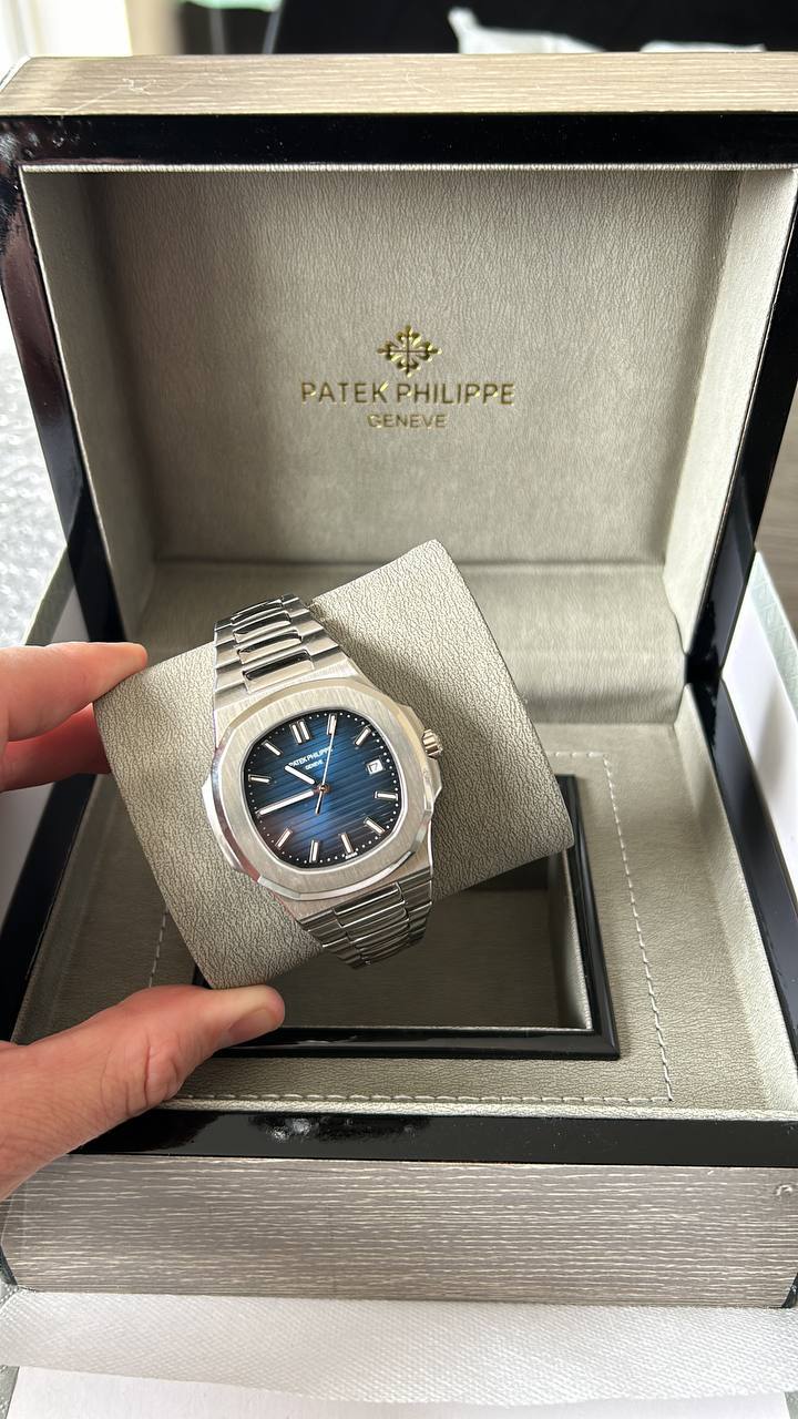 Patek Philippe Nautilus Date 40mm – Sunburst Blue Embossed Dial UK Reps AAA Quality