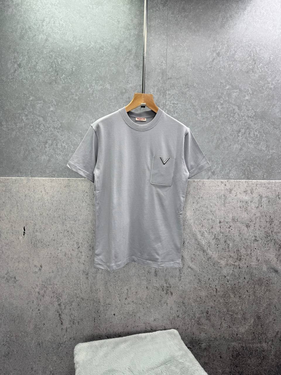 Valentino Garavani Metallic V Detail T-Shirt UK Reps AAA Quality