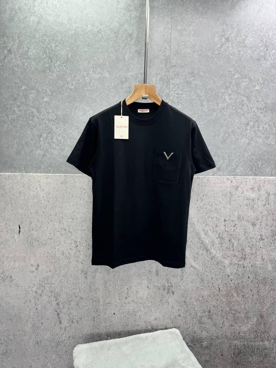 Valentino Garavani Metallic V Detail T-Shirt UK Reps AAA Quality