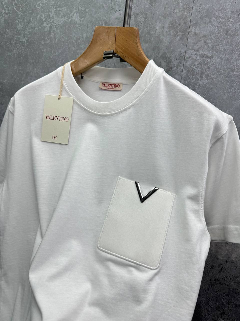 Valentino Garavani Metallic V Detail T-Shirt UK Reps AAA Quality