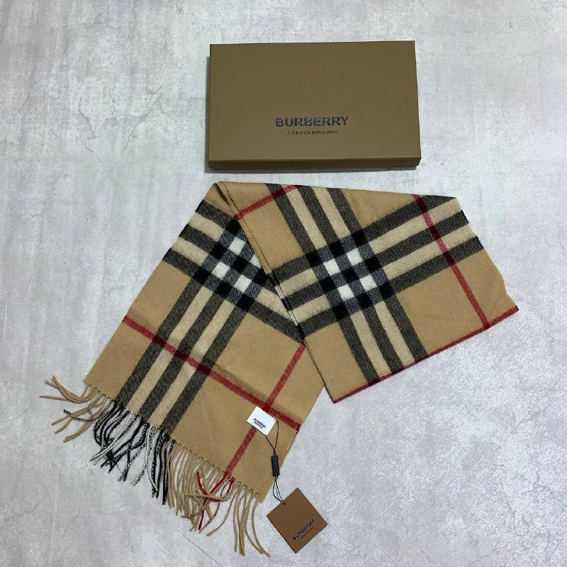 Burberry The Classic Check Cashmere Scarf in Archive Beige UK Reps AAA Quality