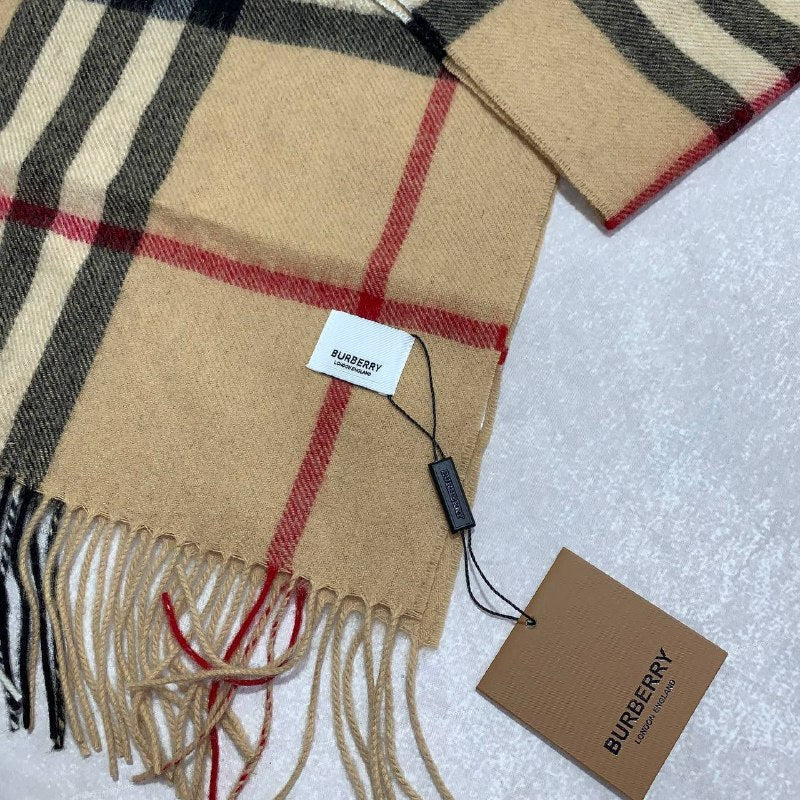 Burberry The Classic Check Cashmere Scarf in Archive Beige UK Reps AAA Quality