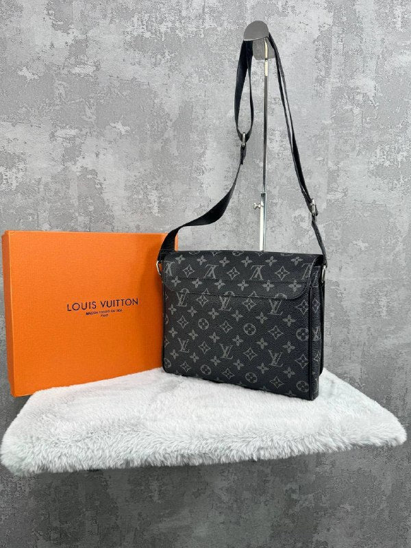 Louis Vuitton District PM Messenger Bag UK Reps AAA Quality