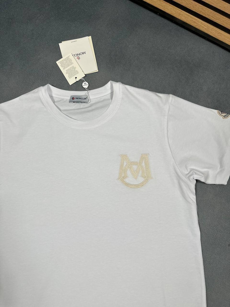 Moncler Logo-Patch T-Shirts Mens Short Sleeves Round Neck in 2 Colors Best Sale UK Reps AAA Quality
