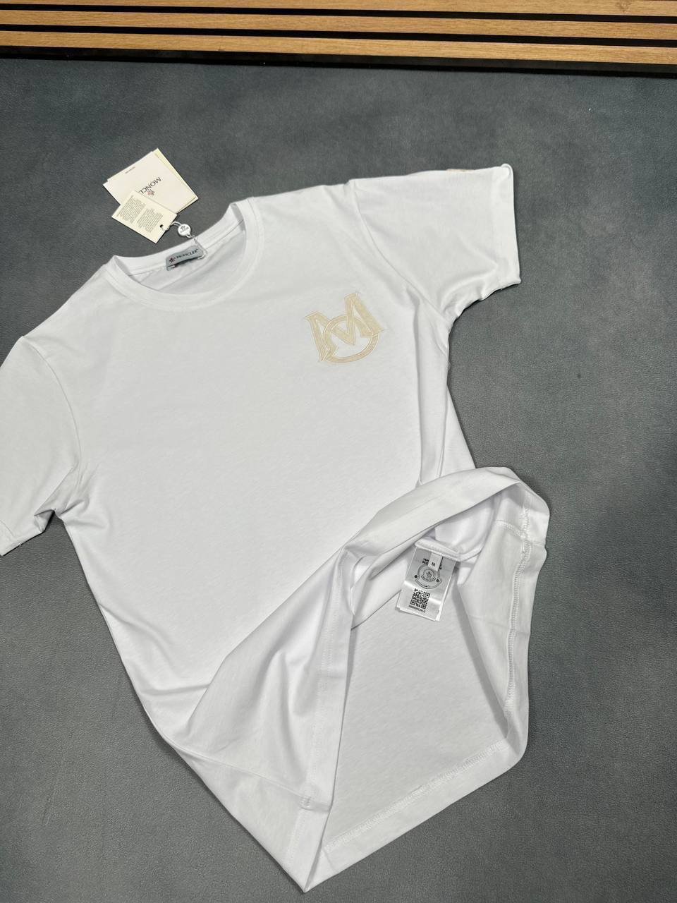 Moncler Logo-Patch T-Shirts Mens Short Sleeves Round Neck in 2 Colors Best Sale UK Reps AAA Quality