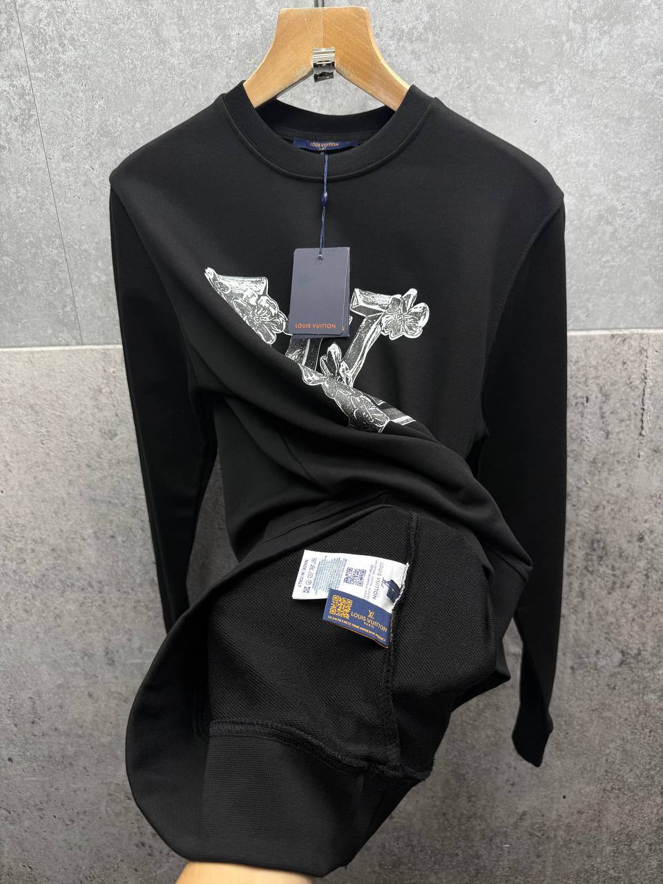 Louis Vuitton Embroidered Flower Jumpers Mens in Black Color Best Sale UK Reps AAA Quality