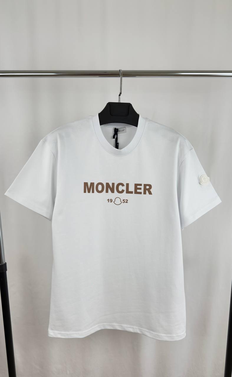 Moncler 1952 Logo-Patch T-Shirts Mens Short Sleeves in Multiple Colors Best Sale UK Reps AAA Quality