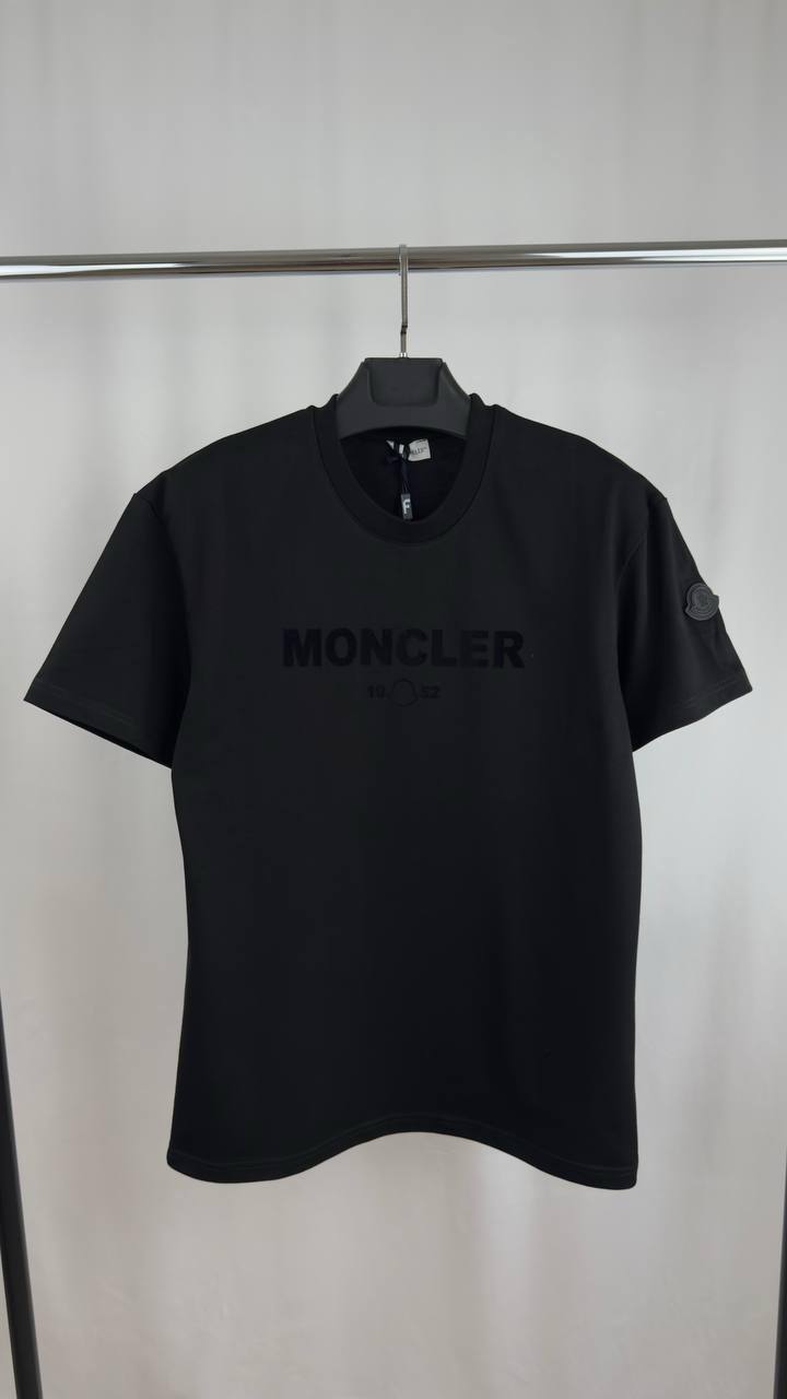 Moncler 1952 Logo-Patch T-Shirts Mens Short Sleeves in Multiple Colors Best Sale UK Reps AAA Quality