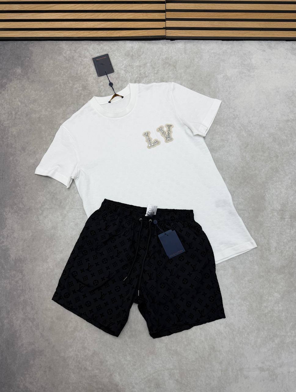 Louis Vuitton Embroidered LV Patch T-Shirts & Shorts Set in Multiple Colors UK Reps AAA Quality