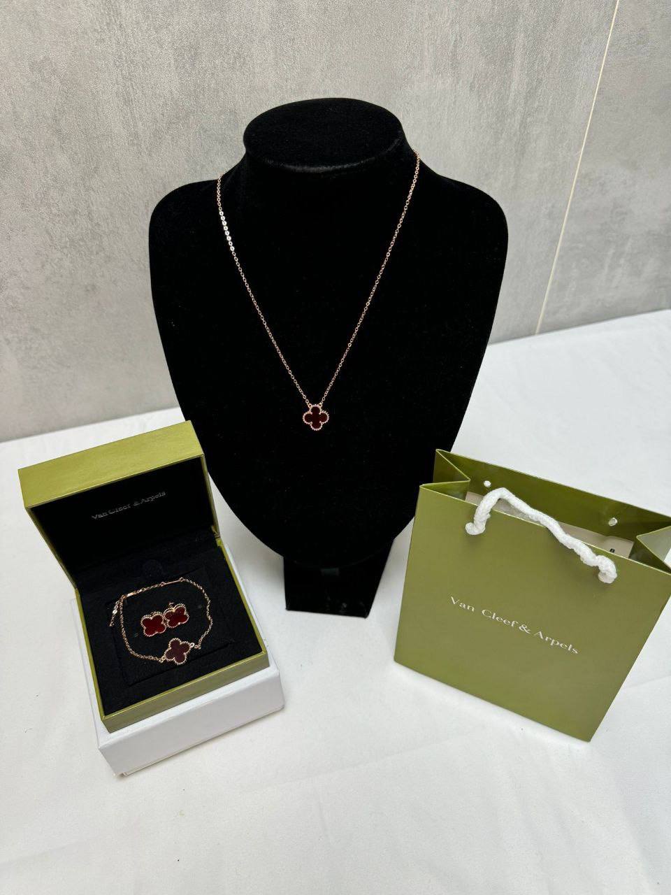 Van Cleef & Arpels Alhambra Carnelian Golden Necklace & Earrings & Bracelet Set Womens UK Reps AAA Quality