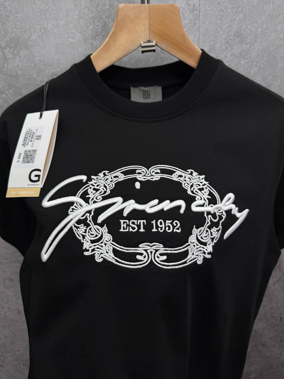Givenchy Signature-Embroidered Logo Short Sleeve Mens T-Shirts in 2 Colors UK Reps AAA Quality
