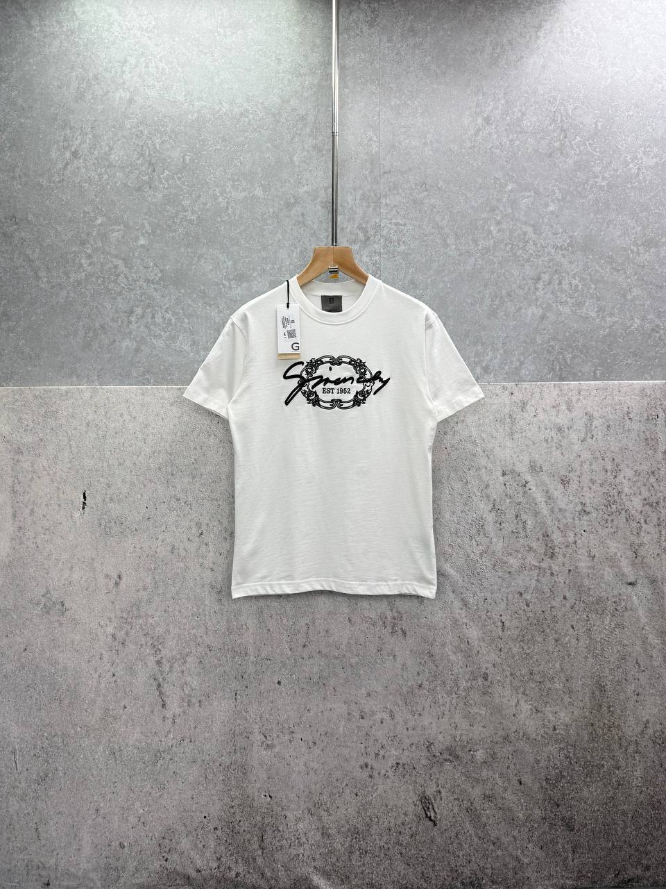 Givenchy Signature-Embroidered Logo Short Sleeve Mens T-Shirts in 2 Colors UK Reps AAA Quality