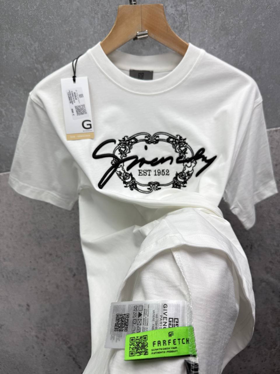 Givenchy Signature-Embroidered Logo Short Sleeve Mens T-Shirts in 2 Colors UK Reps AAA Quality