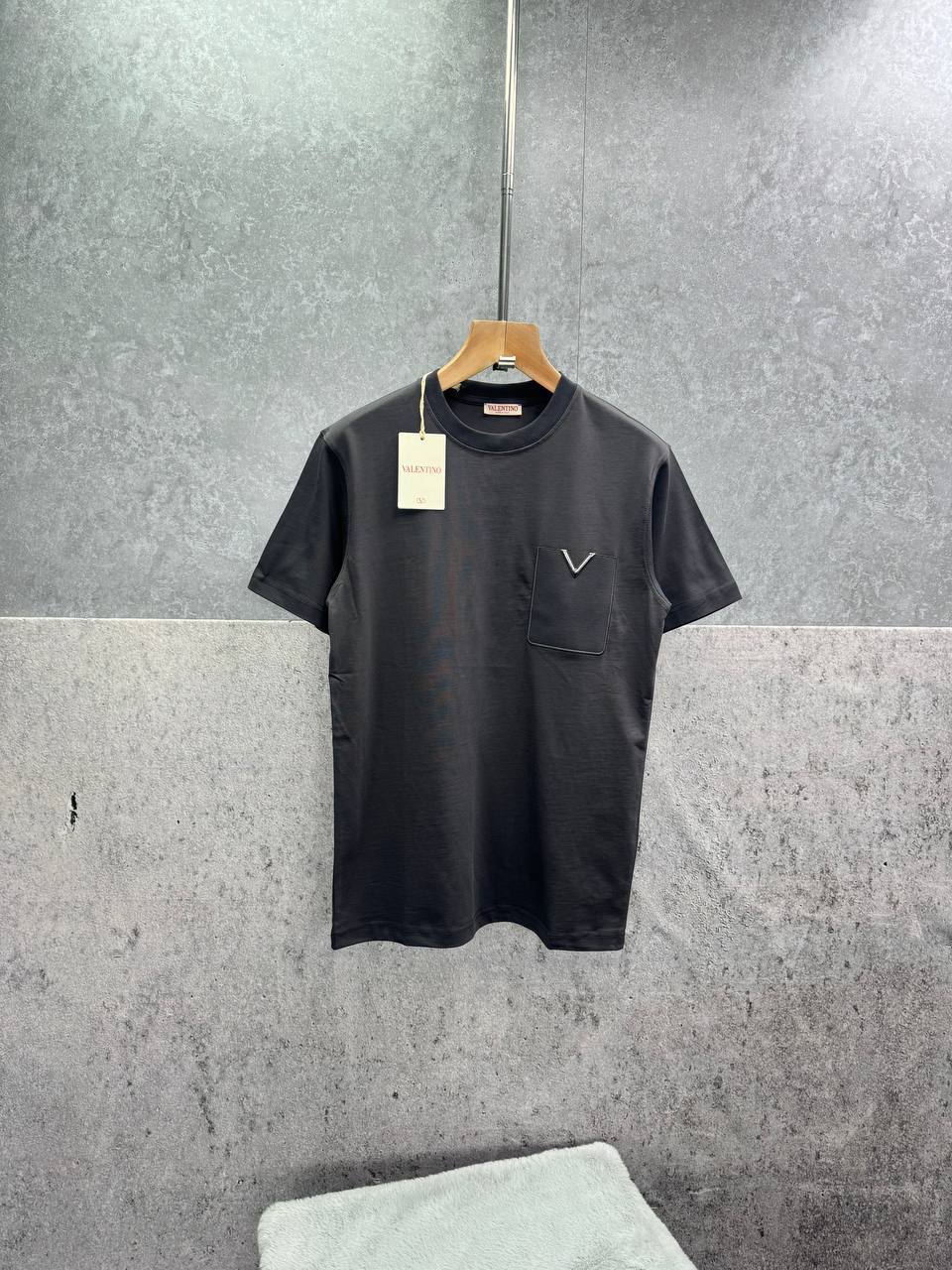 Valentino Garavani V-detail T-shirt in Multiple Colors Mens UK Reps AAA Quality